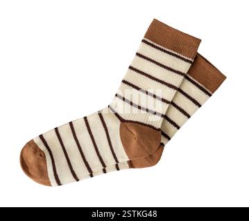 Ein Paar beige, braun gestreifte Socken auf weißem Hintergrund. Neue, saubere, gestreifte Socken für Damen in Nahaufnahme. Modernes Strumpfwaren Freizeitbekleidung Konzept. Stockfoto