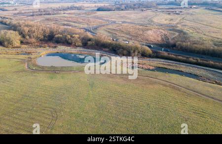 Blick aus der Vogelperspektive auf den 74 Hektar großen horsted Green Landschaftspark und den See in der Nähe von uckfield im Osten von sussex. Stockfoto