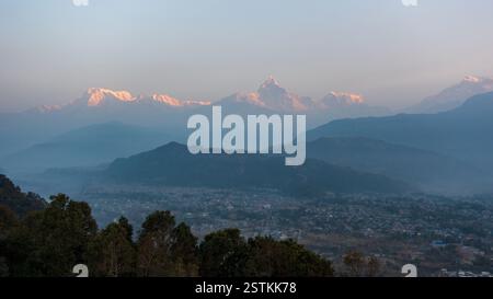 Blick auf Sonnenaufgang von Sarangkot in Nepal Stockfoto