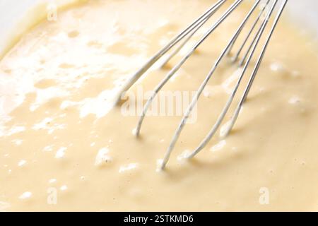 Schneebesen und eine Schüssel Teig, Nahansicht Stockfoto