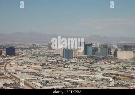 Ein Blick auf das berühmte Las Vegas, Nevada von oben, von einem Flugzeug, das tagsüber absteigt. Die legendäre Skyline und Wüstenlandschaft der Stadt erstrecken sich darunter Stockfoto