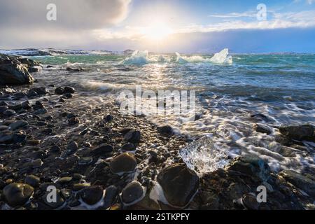 Kleine Eisberge am Ufer der Gletscherlagune von Jokulsarlon bei Sonnenuntergang. Jokulsarlon, Ost-Island, Island, Nordeuropa. Stockfoto