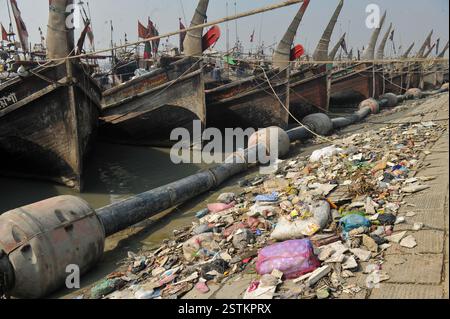 Die Ufer des verschmutzten Karnaphuli-Flusses sind mit Plastikhäufern und Müll im Wasser und entlang der Ufer gefüllt, was Schäden für den Fluss, die Meeresökologie und die öffentliche Gesundheit verursacht. Chittagong, Bangladesch. Stockfoto