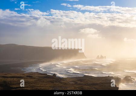 Blick auf das Meer in der Nähe von Reynisfjara Strand während Sonnenaufgang im Winter von Dyrholaey. Vík í Mýrdal, Südisland, Island, Nordeuropa. Stockfoto