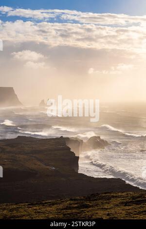 Blick auf das Meer in der Nähe von Reynisfjara Strand während Sonnenaufgang im Winter von Dyrholaey. Vík í Mýrdal, Südisland, Island, Nordeuropa. Stockfoto