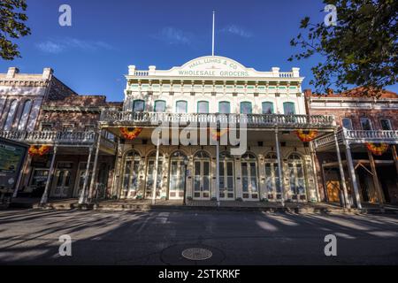Historische Gebäude aus der Zeit des Goldrauschs im Old Sacramento State Historic Park, einem National Historic Landmark der USA in Sacramento, Kalifornien. Stockfoto