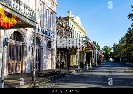 Historische Gebäude aus der Zeit des Goldrauschs im Old Sacramento State Historic Park, einem National Historic Landmark der USA in Sacramento, Kalifornien. Stockfoto