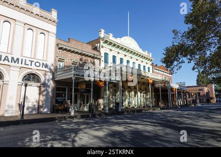 Historische Gebäude aus der Zeit des Goldrauschs im Old Sacramento State Historic Park, einem National Historic Landmark der USA in Sacramento, Kalifornien. Stockfoto