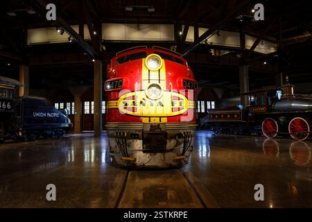 Santa Fe 347C „Warbonnet“ Diesellokomotive im California State Railroad Museum, im Old Sacramento State Historic Park, Sacramento, Kalifornien Stockfoto