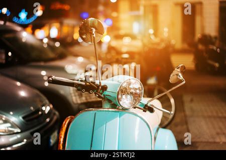 Hellblau retro Roller auf der Straße Stockfoto