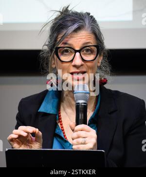 Berlin, Deutschland. Februar 2025. Francesca Albanese, Sonderberichterstatterin des UN-Menschenrechtsrates für die besetzten palästinensischen Gebiete, wird auf der Veranstaltung "Bedingungen eines zu zerstörenden Lebens" sprechen. Rechtliche und forensische Perspektiven auf den anhaltenden Völkermord in Gaza" im "Bum - Raum für solidarisches Miteinander" in Kreuzberg. Die Veranstaltung sollte eigentlich an der FU stattfinden, wurde aber dann von der Universitätsleitung wegen „unkalkulierbarer Sicherheitsrisiken“ abgesagt. Quelle: Bernd von Jutrczenka/dpa/Alamy Live News Stockfoto