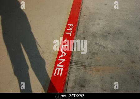 Boxengleis-Schild in Rot und weiß bei Hungaroring während der F1-Veranstaltung, wobei der Schatten des Fotografen in der Aufnahme sichtbar ist. Magyorod, Ungarn Stockfoto