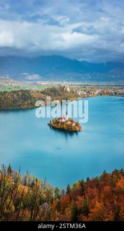 Dieser atemberaubende Blick auf den Bleder See fängt sein türkisfarbenes Wasser, eine malerische Insel, eine historische Kirche, üppige Wälder, sanfte Hügel, Berge Stockfoto