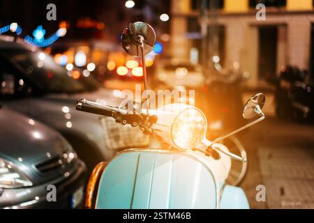 Hellblau retro Roller auf der Straße Stockfoto