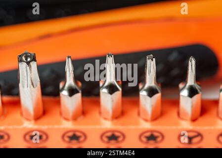 Detail der magnetischen torx- und Dreipunkt-Präzisionsschraubendreher-Bits auf weißem Hintergrund Stockfoto