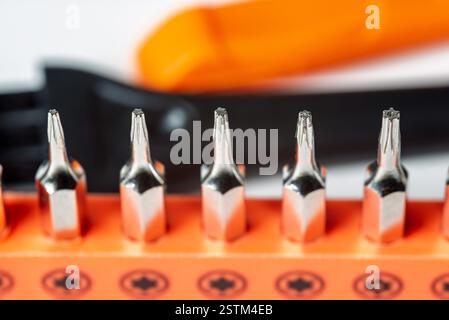 Detail der magnetischen torx-Präzisionsschraubendreher-Bits auf weißem Hintergrund Stockfoto