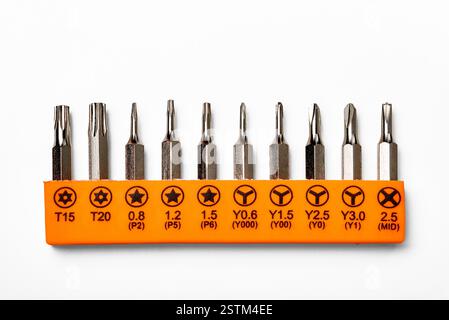 Satz von Torx-, Torx-Sicherheits-, Tri-Point-, pentalobe- und MITTELMAGNETISCHEN Präzisionsschraubendreher-Bits auf weißem Hintergrund Stockfoto
