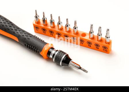 Satz magnetischer Präzisionsschraubendreher von torx und torx sowie schwarzer und orangefarbener Griff auf weißem Hintergrund Stockfoto
