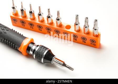 Satz magnetischer Präzisionsschraubendreher von torx und torx sowie schwarzer und orangefarbener Griff auf weißem Hintergrund Stockfoto