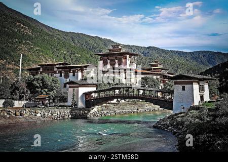 Das majestätische Punakha Dzong, eine atemberaubende Festung am Zusammenfluss der Flüsse Mo Chhu und Pho Chhu in Bhutan. Stockfoto