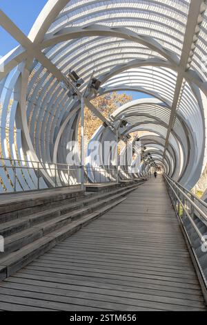 Fußgängerbrücke Arganzuela (Puente monumental de Arganzuela) von Dominique Perrault. Sie besteht aus zwei spiralförmigen Metallzylindern, die sich aufzulösen scheinen Stockfoto