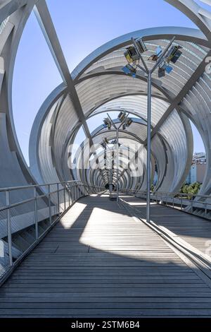Fußgängerbrücke Arganzuela (Puente monumental de Arganzuela) von Dominique Perrault. Sie besteht aus zwei spiralförmigen Metallzylindern, die sich aufzulösen scheinen Stockfoto