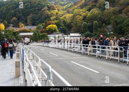 Menschen, die über die Togetsukyo-Brücke in Arashyama, Kyoto, Japan laufen Stockfoto