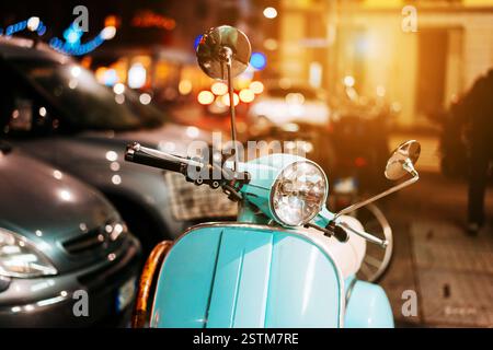 Hellblau retro Roller auf der Straße Stockfoto