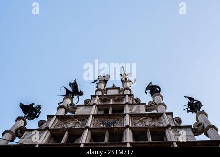 Brüssel, das Herz Europas, ist eine Stadt der Gegensätze zwischen Geschichte und Moderne. Brujas und Gante sind auf den Fotos. Straßenfotografie Stockfoto