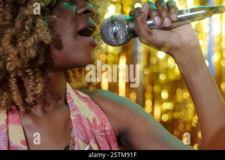 Singende Afroamerikanische Frau Mit Mikrofon Stockfoto
