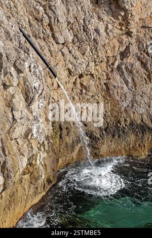 Rohrabflüsse im Meer Stockfoto