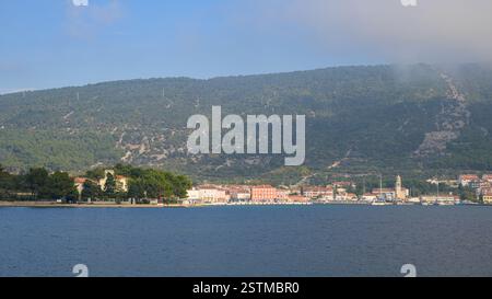 Cres, Kroatien - 1. November 2022: Ruhiges Meer in der Nähe von Cres an einem bewölkten, nebeligen Tag im Herbst Stockfoto
