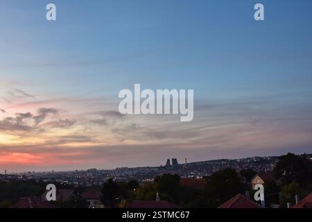 Das magische Licht des Sonnenuntergangs und sanfte Wolken. Abend über Belgrad Stockfoto