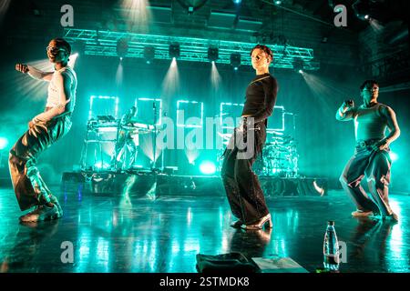 Mailand Italien. februar 2025. Der venezolanisch-schwedische Sänger und Schauspieler Omar Josué González, bekannt als OMAR RUDBERG, tritt live auf der Bühne in Alcatraz während der „Every Night Fantasy Tour“ auf. Stockfoto
