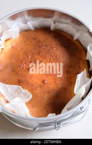 Nahaufnahme von hausgemachtem baskischen Käsekuchen auf einer Backform. Stockfoto