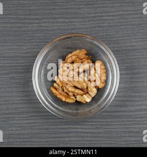 Walnüsse in der Schale Stockfoto