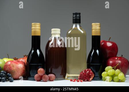 Verschiedene Arten von Essig, Balsamico, Granatapfel und Apfelessig in Flaschen Stockfoto