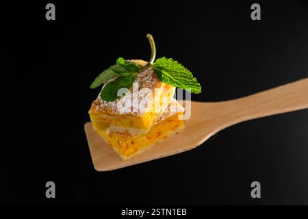 Hausgemachte Käseauflauf mit Kürbis, isoliert auf schwarzem Hintergrund Stockfoto