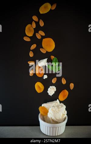 Bauernhof frischer Hüttenkäse zum Frühstück mit Früchten und Nüssen. Stockfoto