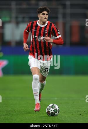 Mailand, Italien. Februar 2025. Davide Bartesaghi vom AC Mailand während der UEFA Champions League, Play Off 2nd Leg Match in Giuseppe Meazza, Mailand. Der Bildnachweis sollte lauten: Jonathan Moscrop/Sportimage Credit: Sportimage Ltd/Alamy Live News Stockfoto
