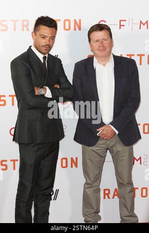 Der Schauspieler Dominic Cooper und Regisseur Simon West nehmen am Dienstag, den 29. August 2017, an der britischen Premiere von „STRATTON“ im GUE West End, Leicester Square, London, ENGLAND Teil. BANG MEDIA INTERNATIONAL FAMOUS PICTURES 28 HOLMES ROAD LONDON NW5 3AB VEREINIGTES KÖNIGREICH TEL. +44 (0) 02 7485 1005 E-MAIL: PICTURES@FAMOUS.UK.COM Stockfoto