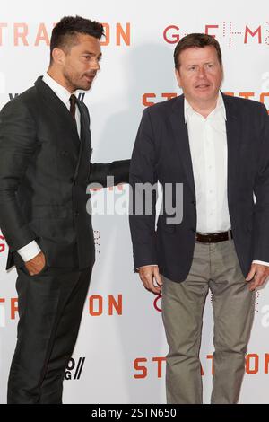 Der Schauspieler Dominic Cooper und Regisseur Simon West nehmen am Dienstag, den 29. August 2017, an der britischen Premiere von „STRATTON“ im GUE West End, Leicester Square, London, ENGLAND Teil. BANG MEDIA INTERNATIONAL FAMOUS PICTURES 28 HOLMES ROAD LONDON NW5 3AB VEREINIGTES KÖNIGREICH TEL. +44 (0) 02 7485 1005 E-MAIL: PICTURES@FAMOUS.UK.COM Stockfoto
