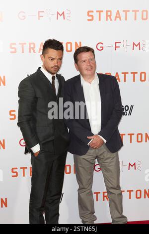 Der Schauspieler Dominic Cooper und Regisseur Simon West nehmen am Dienstag, den 29. August 2017, an der britischen Premiere von „STRATTON“ im GUE West End, Leicester Square, London, ENGLAND Teil. BANG MEDIA INTERNATIONAL FAMOUS PICTURES 28 HOLMES ROAD LONDON NW5 3AB VEREINIGTES KÖNIGREICH TEL. +44 (0) 02 7485 1005 E-MAIL: PICTURES@FAMOUS.UK.COM Stockfoto