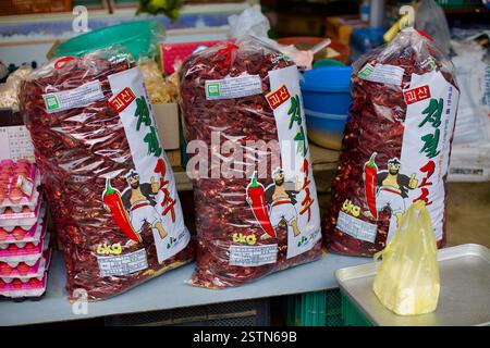 Goesan County, Südkorea - 10. September 2020: Große Tüten getrockneter Goesan Chili, eine regionale Spezialität, werden im Goesan TR zum Verkauf angeboten Stockfoto