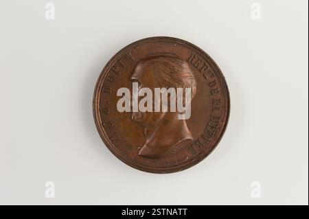 Ein Medaillon mit einer nach links gerichteten Büste von Dupin, mit einer umgekehrten Inschrift in einem Eichenkranz, die das französische Erbe symbolisiert. Stockfoto