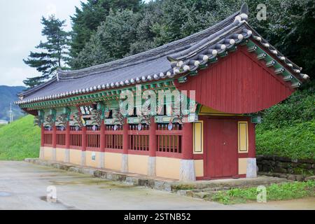 Goesan County, Südkorea - 10. September 2020: Ein traditioneller koreanischer Holzpavillon im Chilchung Tempel, der komplexe Danceong-Muster A zeigt Stockfoto