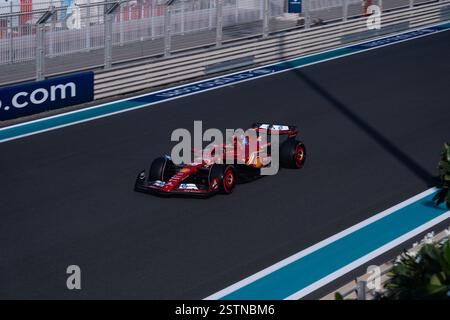 F1 Etihad Airways Abu Dhabi Grand prix 2024 - Charles Leclerc aus Monaco fährt während des Trainings mit der Scuderia Ferrai HP Stockfoto