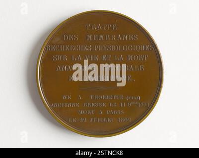 Ein Medaillon mit einer nach links gerichteten Büste von Xavier Bichat, einem renommierten französischen Arzt, mit einer umgekehrten Inschrift, die seine medizinischen Leistungen und Beiträge zur Wissenschaft beschreibt. Stockfoto