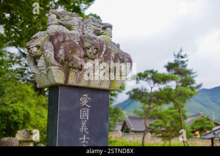 Goesan County, Südkorea – 10. September 2020: Ein historisches Steindenkmal in Yeonpung Town, das mit komplizierten Drachenschnitzereien verziert ist, steht als Tribu Stockfoto