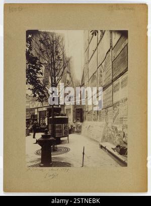 Foto von Eugène Atget vom August 1899, das die Gegend von St. Séverin in Paris zeigt. Das Bild ist Teil von Atgets frühen Arbeiten, die die Stadt vor ihrer Modernisierung dokumentieren. Stockfoto